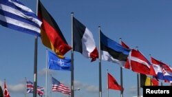 Banderas de la OTAN en la sede de la alianza en Bruselas.
