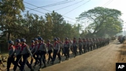 လက်ပံတန်းမြို့တွင်း ရန်ကုန်သွားခွင့်မရတဲ့ ကျောင်းသားတွေ ထိုင်သပိတ်ဆင်နွဲှရာကို ပိတ်ဆို့တားဆီးဖို့ သွားနေတဲ့ ရဲတပ်ဖွဲ့ဝင်များ။ (မတ် ၆၊ ၂၀၁၅)