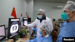 Personal médico inspecciona la tomografía de un paciente en el hospital Zhongnan, de la Universidad de Wuhan, tras el brote del coronavirus en Wuhan, provincia de Hubei. Febrero 2, 2020. Foto: Reuters.