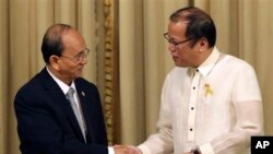 ဖိလစ်ပိုင်နိုင်ငံ၊ မနီလာမြို့တော်၊ မာလာကာနန် သမ္မတအိမ်တော်မှာ ဖိလစ်ပိုင်သမ္မတ ဘန်နစ်နို အကွီနိုက မြန်မာသမ္မတဦးသိန်းစိန်ကို အခမ်းအနားနဲ့ ဂုဏ်ပြု ကြိုဆိုစဉ်။ (ဒီဇင်ဘာလ ၅၊ ၂၀၁၃)။