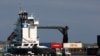 Un contenedor de la Naviera de la República Islámica de Irán (Grupo IRISL) se ve en el buque de carga de propiedad alemana "Smaragd" en Malta Freeport en el puerto de Marsaxlokk en las afueras de La Valeta el 10 de febrero de 2012.
