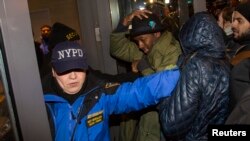 70 por ciento de los blancos estadounidenses pudieron imaginar una situación donde aprobarían que un policía golpee a un hombre adulto.