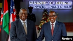 Secretario de Defensa de EEUU, Lloyd Austin, y el secretario del Gabinete para la Defensa de Kenia, Aden Duale, se estrechan la mano en Nairobi, Kenia, el 25 de septiembre de 2023. [REUTERS/Monicah Mwangi]