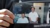 Em trai nghi phạm, ông Eric Paddock cầm tấm ảnh chụp với anh trai Stephen Paddock (bên phải)
