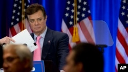 Paul Manafort aparece por delante del, en ese entonces, candidato presidencial republicano Donald Trump, el miércoles 22 de junio de 2016, en Nueva York. 