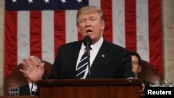 El presidente Donald Trump habla ante una sesión conjunta de ambas cámaras del Congreso.