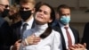 La excandidata presidencial bielorrusa Sviatlana Tsikhanouskaya interactúa con simpatizantes en Varsovia, Polonia, el miércoles 9 de septiembre de 2020.